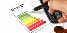 A pen pointing to a energy rating chart